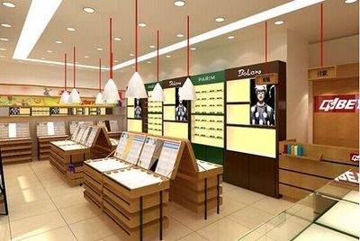 等待顾客的时候,眼镜店销售人员该做些什么?
