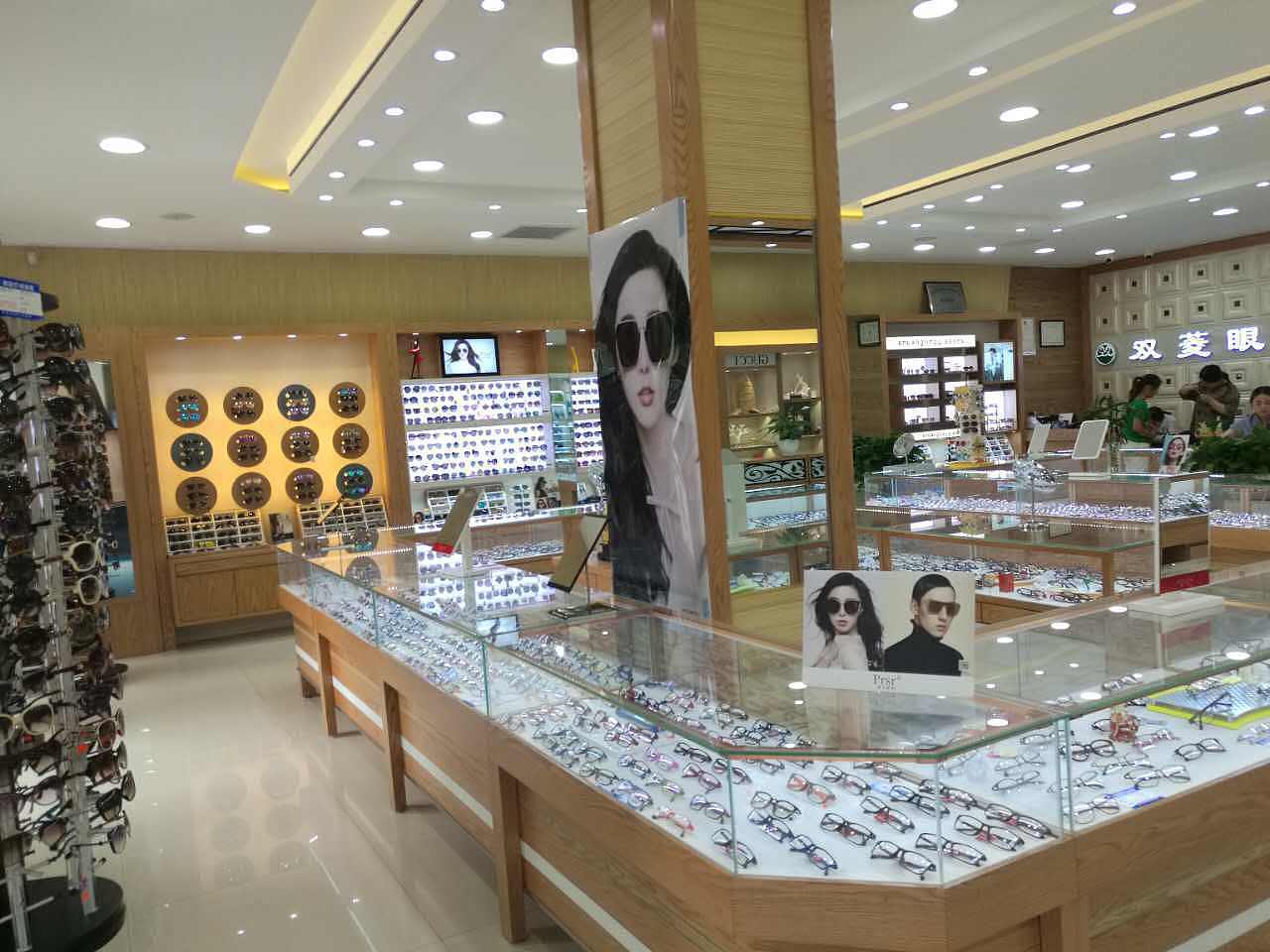 想要吸引客户?眼镜店你要这样"玩"商品!